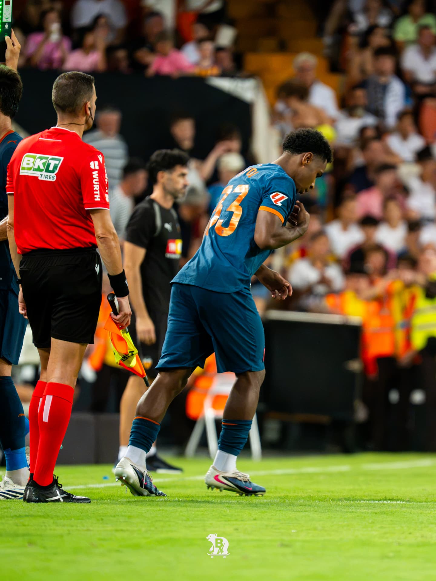 Aarón Mayol se santigua antes de entrar al campo en su debut con el primer equipo del Valencia CF en Mestalla — foto de Blue Visual Media